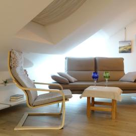 Moderne Dachgeschosswohnung mit grossem Balkon in Schierling، فندق في Schierling