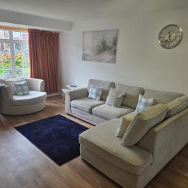 Spacious Family Home Garden, Free Parking & Close to Heathrow, hotel in Staines