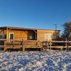Chalet en ferme équestre au plus proche des chevaux, hotel in Yèvres