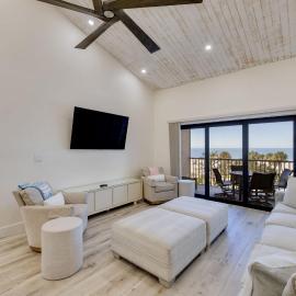 2535 Beach Villa- Captiva Four Bedroom Executive Penthouse Residence, хотел в Каптива