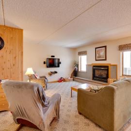Close to Smuggs Lifts! Cozy Mountain-View Condo, hotel sa Jeffersonville