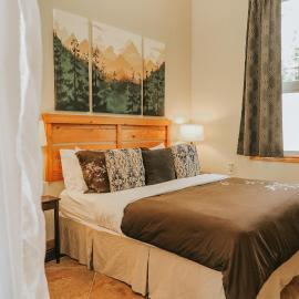 Cobble Wood and Bird Sanctuary Guest Houses, khách sạn ở Tofino