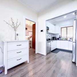 Spacious 5BR Family Home - 2 Free Parking - Walk to Train & Shops