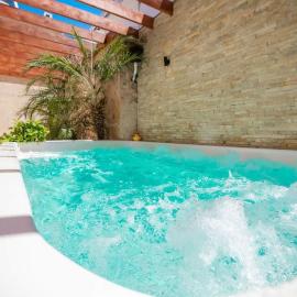 Getaway room with shared Jacuzzi in the center, hotell Sosúas