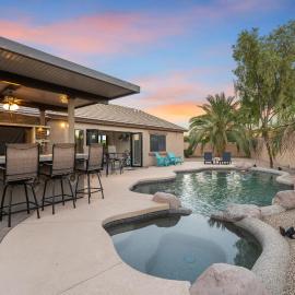 Swim, Golf, Grill & Chill! Surprise Group Getaway, hotel v mestu Surprise
