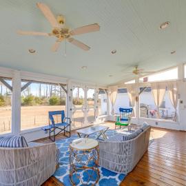 Crystal Coast Family Retreat < 1 Mi to Boat Ramp!, hotel a Davis
