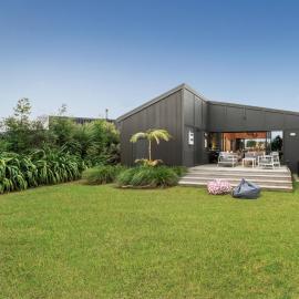 Light-filled Sun House - Matarangi Holiday Home, Hotel in Matarangi