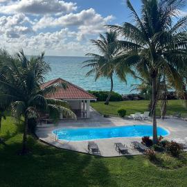 Beachfront 2BR Townhouse with Pool & Ocean View, hotel v destinaci Freeport