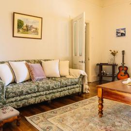 Dukes on Quayle Whimsical Sandy Bay Cottage Stay, hotel a Sandy Bay