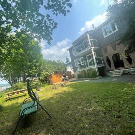 Beautiful cottage waterfront, hotel en Trois-Lacs