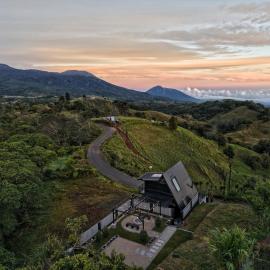 Luxury AFrame with Private Jacuzzi Poás Volcano, hotel in Vara Blanca