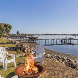Mundoo Waters - Tranquil Waterfront Haven with Jetty, hotel in Hindmarsh Island