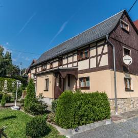 Ferienhaus Rosalie Ruhiges Ferienhaus mit Garten direkt am Malerweg, hotel in Altendorf