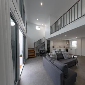 Private Mezzanine Bedroom, Soaring Ceilings, Sleeps 3, Walk to Cafes, 15 min to Bunbury, hótel í Australind