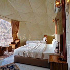 Rum Four Seasons luxury Camp & Jeep Tours, hotel em Wadi Rum