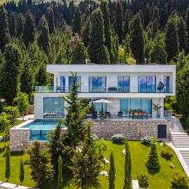 Horizon Villa Luxurious Lakefront Retreat by PikHost, hotel in Shirokë