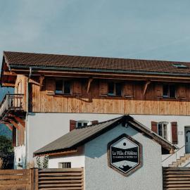 La Villa d'Hélène Chambre d'hôtes BnB - Cluses - Parking Voiture - Moto - Vélo，克呂斯的飯店