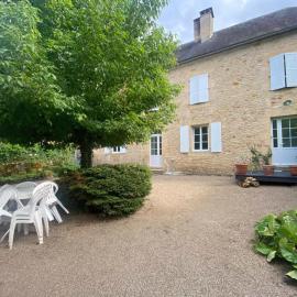 Maison de charme avec jardin et parking- Centre de Montignac, à 10 min de Lascaux, хотел в Монтиняк