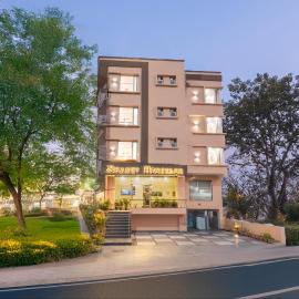 Hotel Shanti heritage by Perfectstayz Group with Rooftop Pool & cafe, hotell i Haridwār