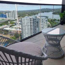 Stunning Belconnen apartment with panoramic views and pool gym access, hotel in Belconnen