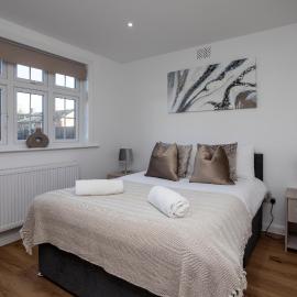 크롤리에 위치한 호텔 Woodfield Cottage Crawley 3 BR,Parking,Wifi,Garden, nearby Gatwick Airport, Contractor friendly, temporary relocations, business travellers, families