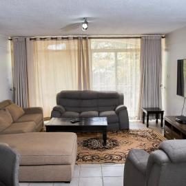 Castille Lodge Avenues - No Power Cuts, Netflix, DSTV, Sleeps Max 9, hotel v mestu Harare