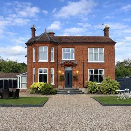Spacious Buxton house with hot tub and pool table