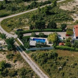 Apartment Ljubica with pool, hotelli kohteessa Krneša
