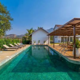 StayVista at Truntum with Jacuzzi, Pool, Lawn, hotel u gradu 'Karjat'