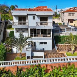 The Gray House: Bicas'ta bir otel
