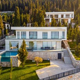 Villa Serenity Luxury Lakeside Manor by Pik Host, hotel in Shirokë