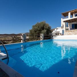 Cycladic Two bedroom House With a Shared Pool, hotel a Aspro Chorio Paros