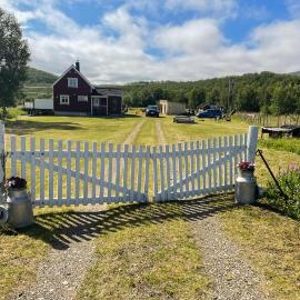 4 Bedroom Awesome Home In Indre Billefjord, hotel v destinaci Indre Billefjord