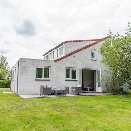 Bungalow Noorderlicht on Texel with large garden โรงแรมในDe Cocksdorp