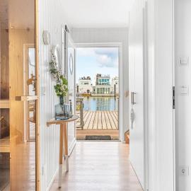 Schwimmendes Haus Hygge Olpenitz، فندق في أوبلينتيز