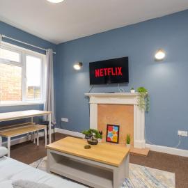 Spacious high street apartment, Sleeps 6, hotel u gradu Bedvort