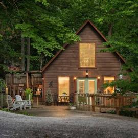 Viesnīca Romantic Hideaway- Pet Friendly, Hot Tub, Firepit pilsētā Slade