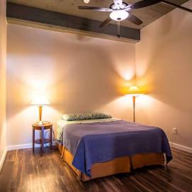 Motor Row Loft in the Heart of Downtown 1bd and 1 bth, hotel in Davenport