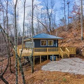 Primrose- Hot Tub, Firepit, Wraparound Deck, WiFi, hotel in Wellington