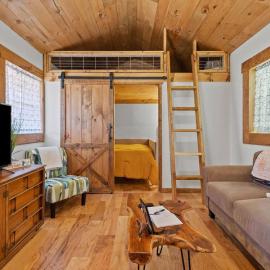 The Sit and Stay Cabin- Hot Tub, Firepit, WiFi, hotel en Campton