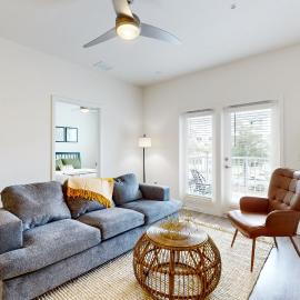 2 Mi to UF Campus! Modern Luxury Apt w/ Pool, hotel in West Hills