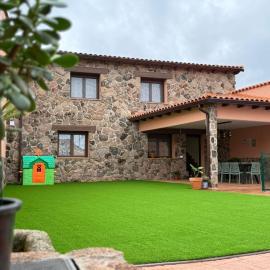 Casa Rural Tomillo, hotel in Navalcán