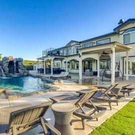 Expansive Riverside Mansion! Luxe, Family Friendly, hotel u gradu 'Riverside'