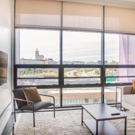 Modern Studio Apt with Rooftop, Gym, and Parking - Sleeps 4, hotel a Milwaukee