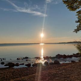 ChiemSeeNest - romantische Ferienwohnung am Chiemsee mit Sommer Seezugang، فندق في شيمينغ