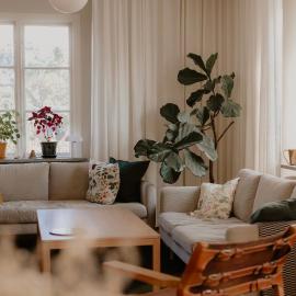 Stylish family villa with garden and attic studio in central Halmstad, hotel in Halmstad