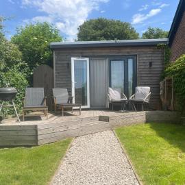 Unique Private Wood Cabin near Jurassic Coast in Dorset Countryside, hotel in Bere Regis