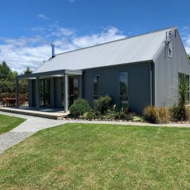 Modern Greytown Cottage and Cabin with Outdoor Bath: Woodside şehrinde bir otel