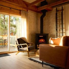 Mountain Modern log Cabin, Deck, Hot Tub and Firepit