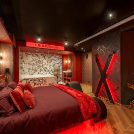 Suite Cabaret - Love room spa & cinéma privatifs - piscine, hotel in Roquebrune-sur-Argens